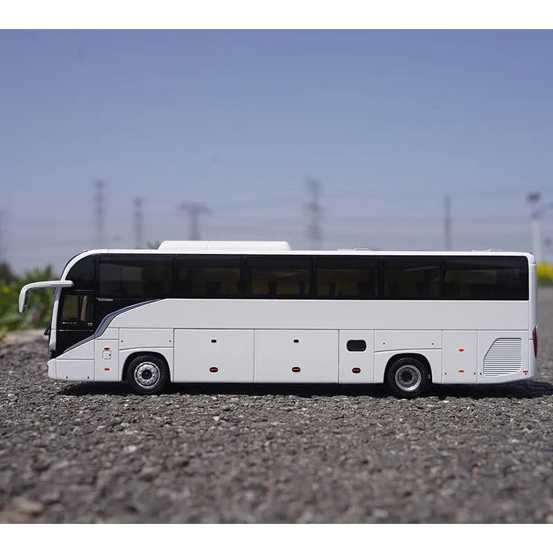 Lookrover Yutong C12PRO Tourist Bus 1:42 Alloy Model Overseas Highway Van Collectible Display